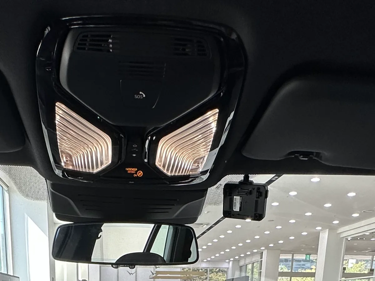 BMW X5 천장 조명 모듈과 룸미러 옆 앞유리에 붙은 블랙박스