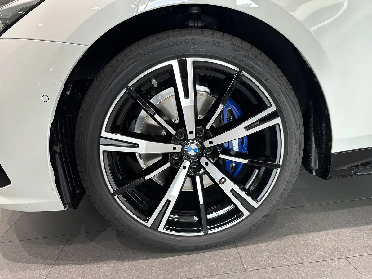 BMW 530i M 스포츠 휠 안쪽의 파란 브레이크 캘리퍼