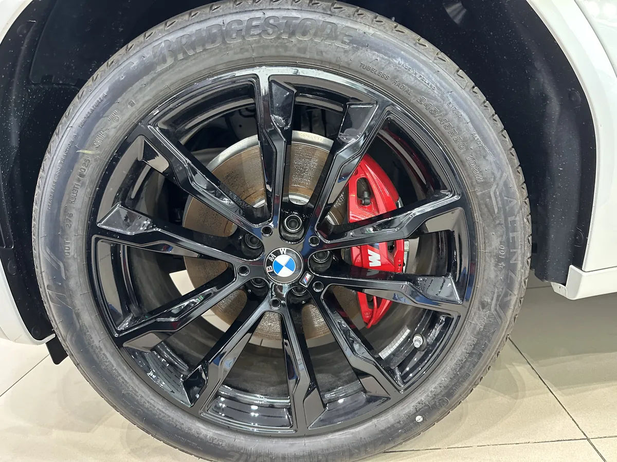 BMW X4 M 스포츠 프로 검은 휠 안쪽의 빨간 브레이크 캘리퍼