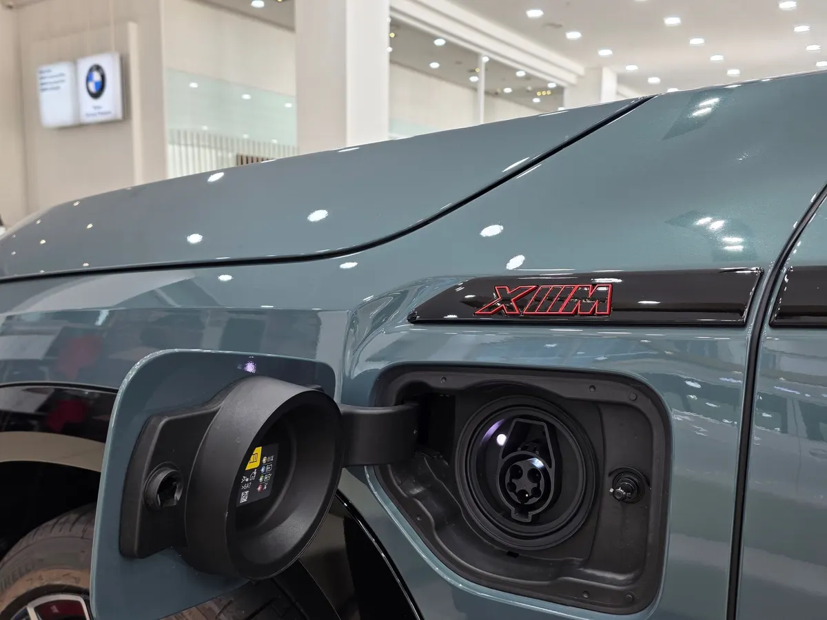 BMW XM 라벨 앞 펜더의 충전구를 연 모습