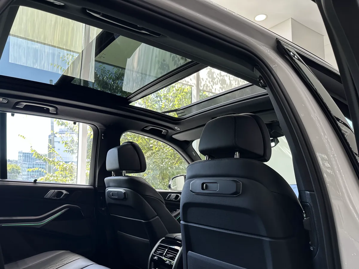 BMW X5 뒷좌석에서 올려다본 파노라마 글라스 루프