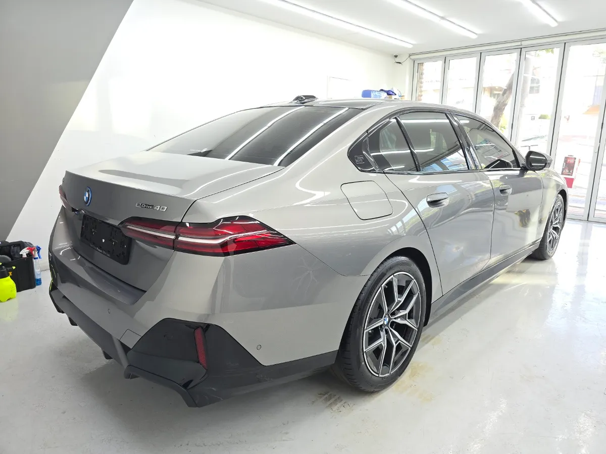 시공을 마친 흰색 BMW 5시리즈 뒷모습