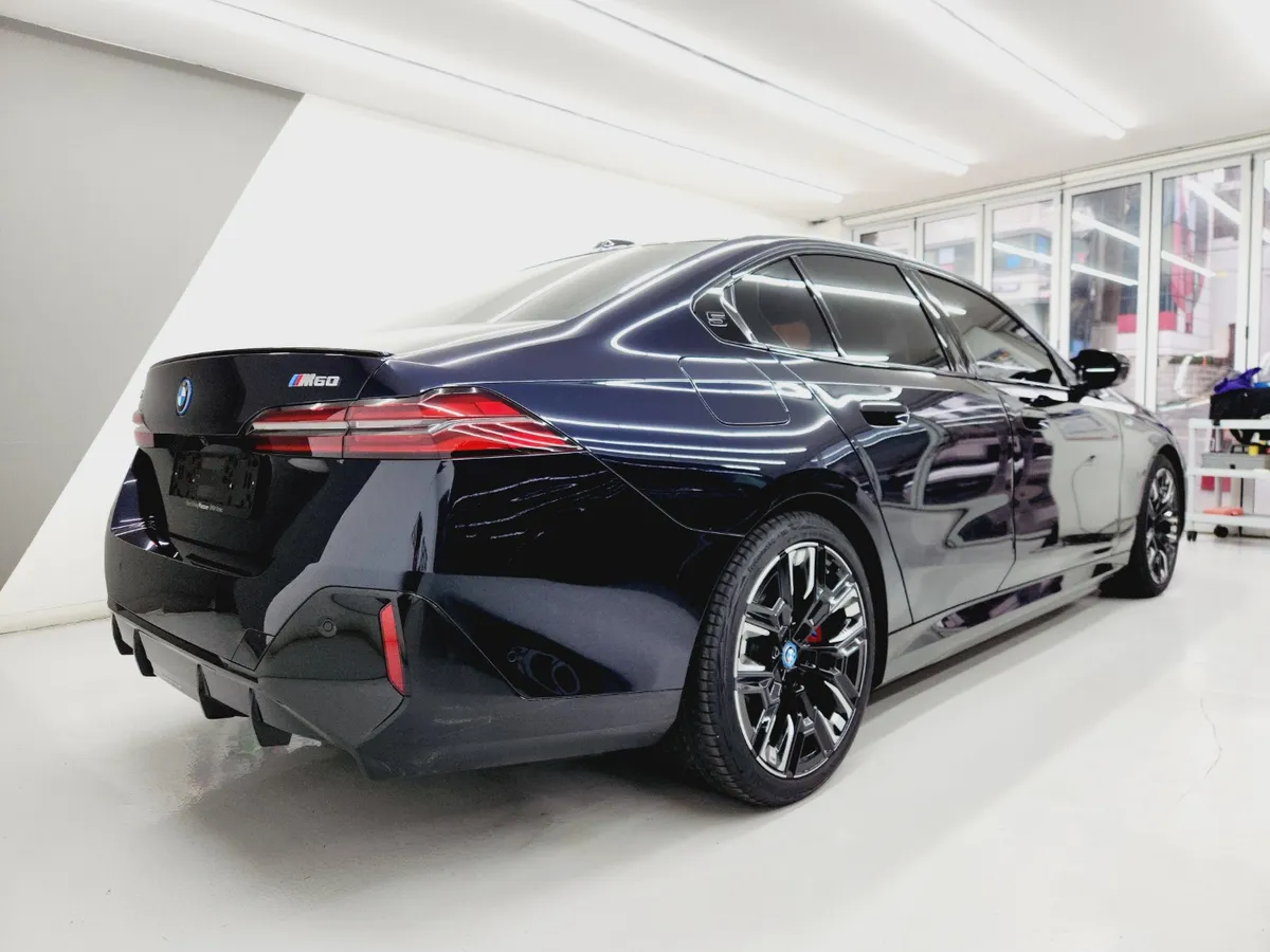 시공을 마친 짙은 남색 BMW i5 뒷모습