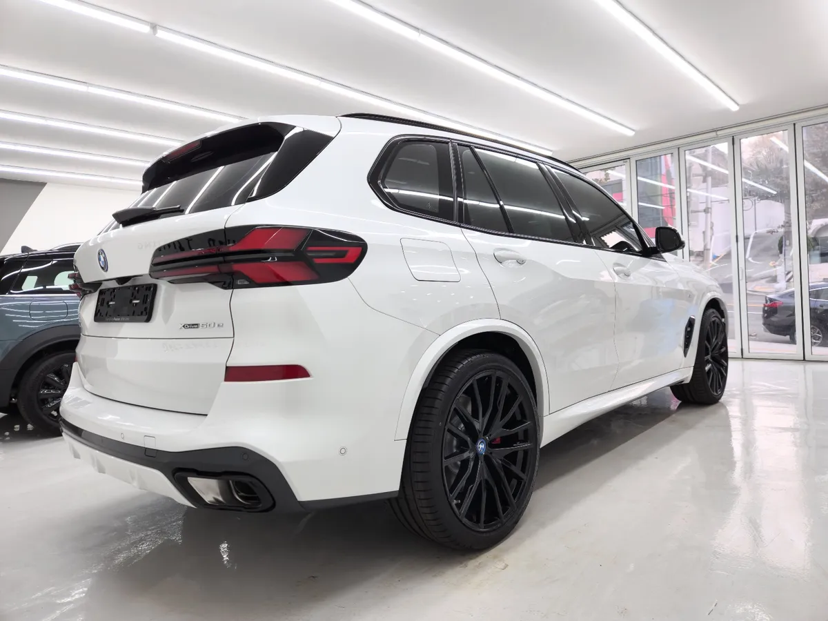 시공을 마친 흰색 BMW X5 뒷모습