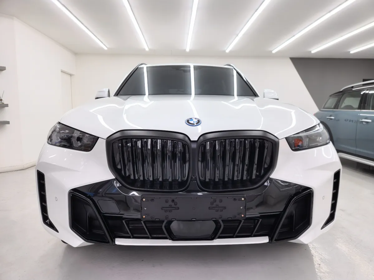 시공을 마친 흰색 BMW X5 앞모습