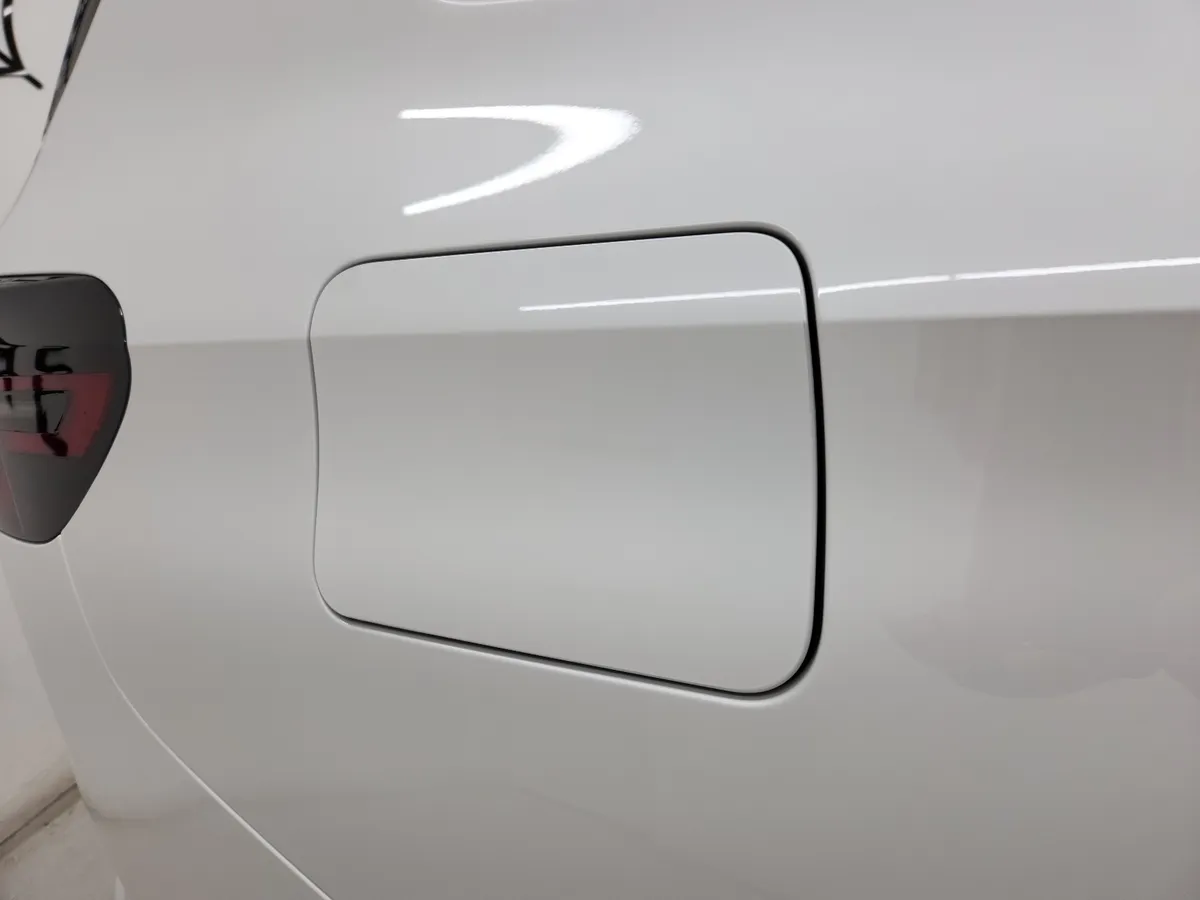 필름을 붙인 BMW 충전구 뚜껑 클로즈업