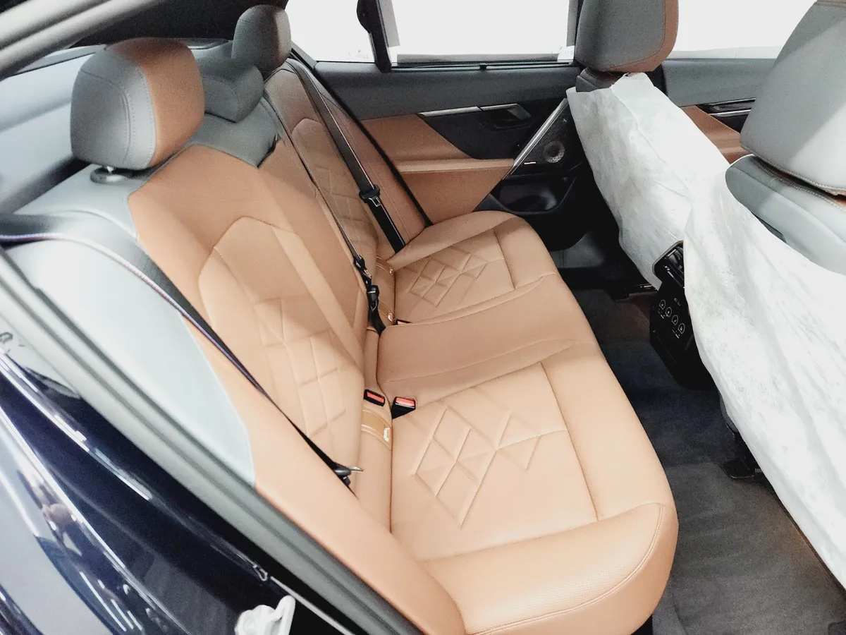 보호 커버를 덮어 둔 BMW 뒷좌석 가죽 시트