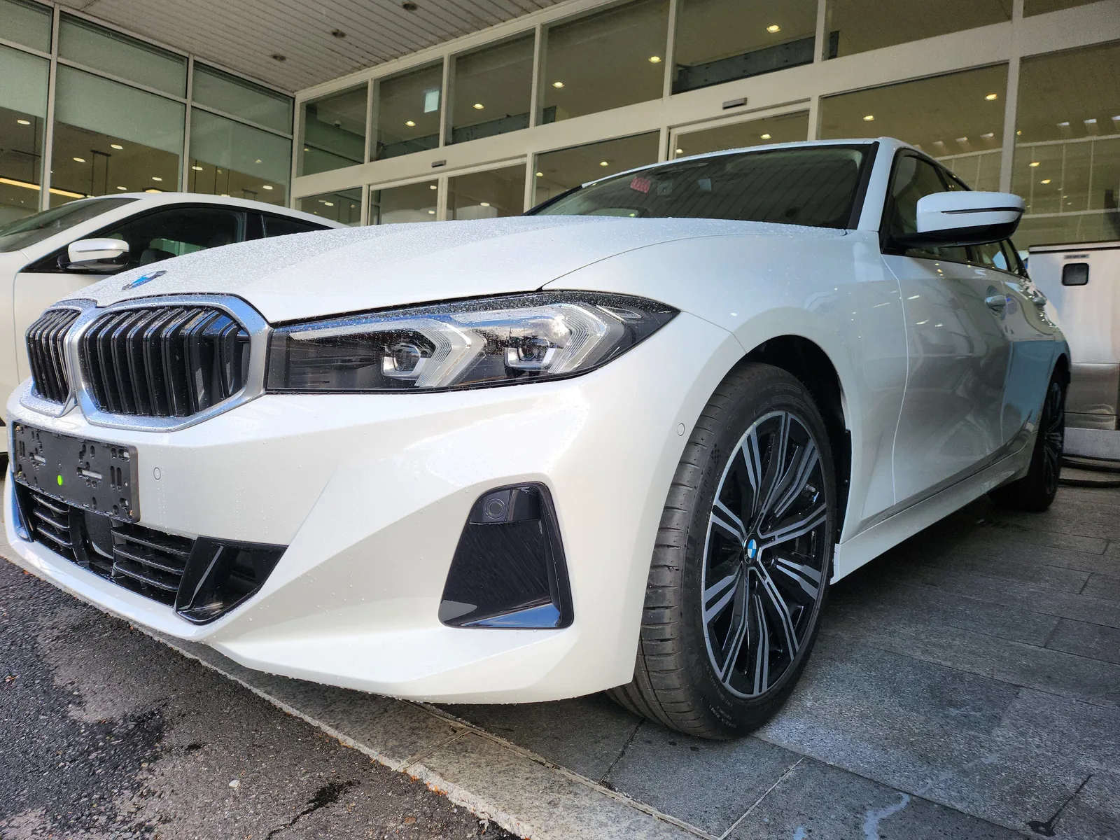 BMW 320i 전면과 측면 — 제공 원본 차량 사진