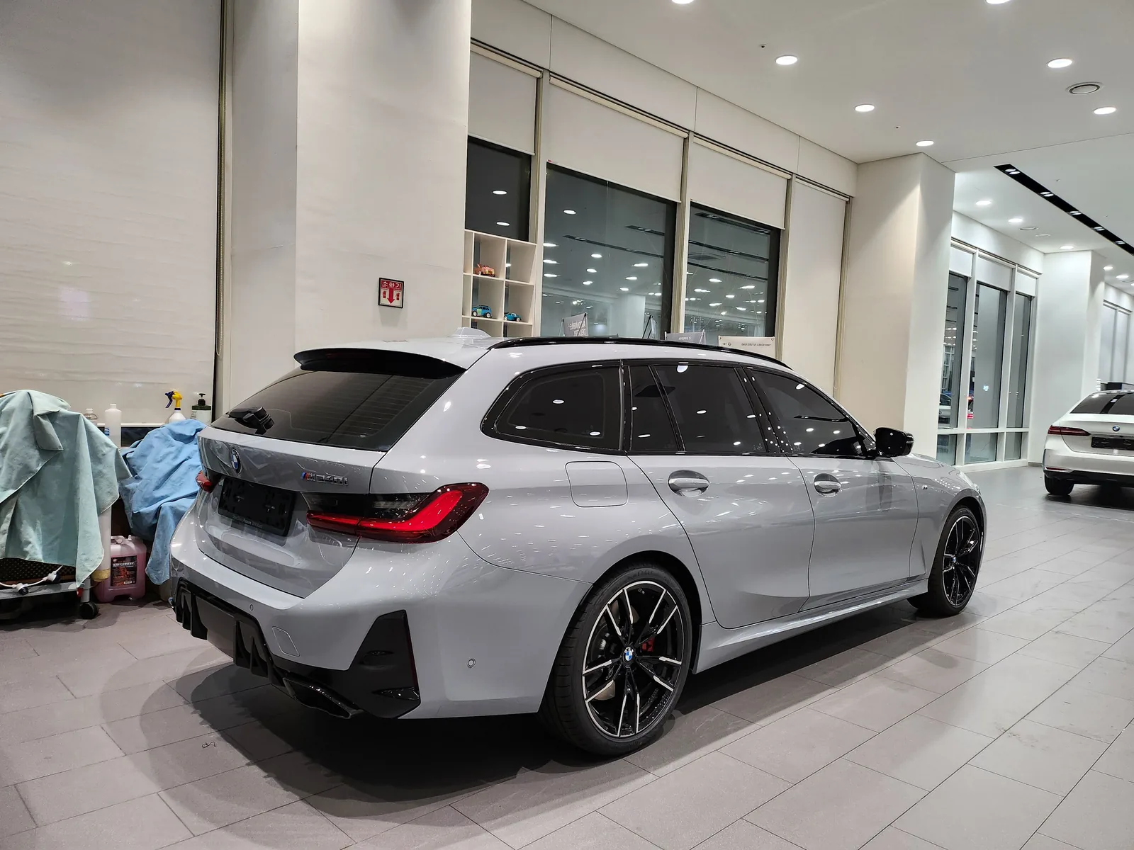 BMW M340i xDrive Touring Pro 측후면 — 제공 원본 차량 사진