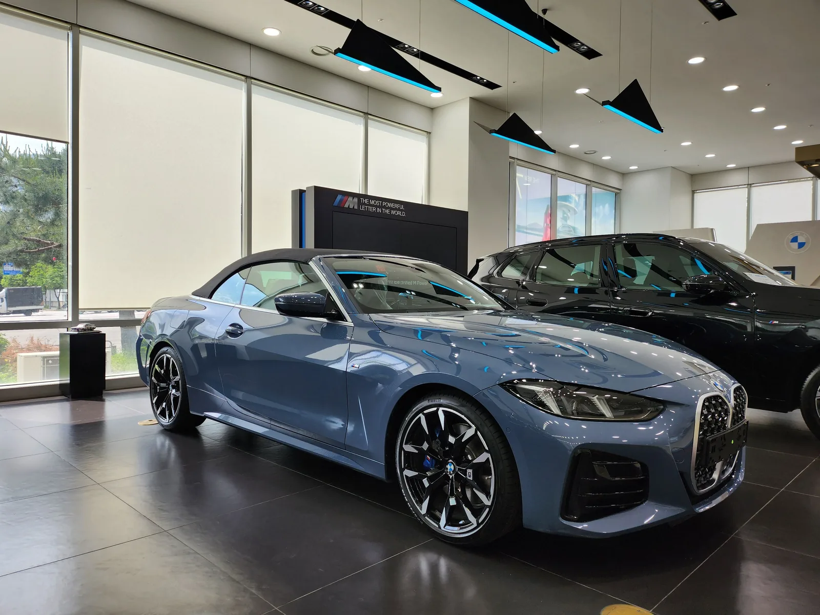 BMW 420i Convertible Barcelona Blue Edition 전면과 측면 — 제공 원본 차량 사진