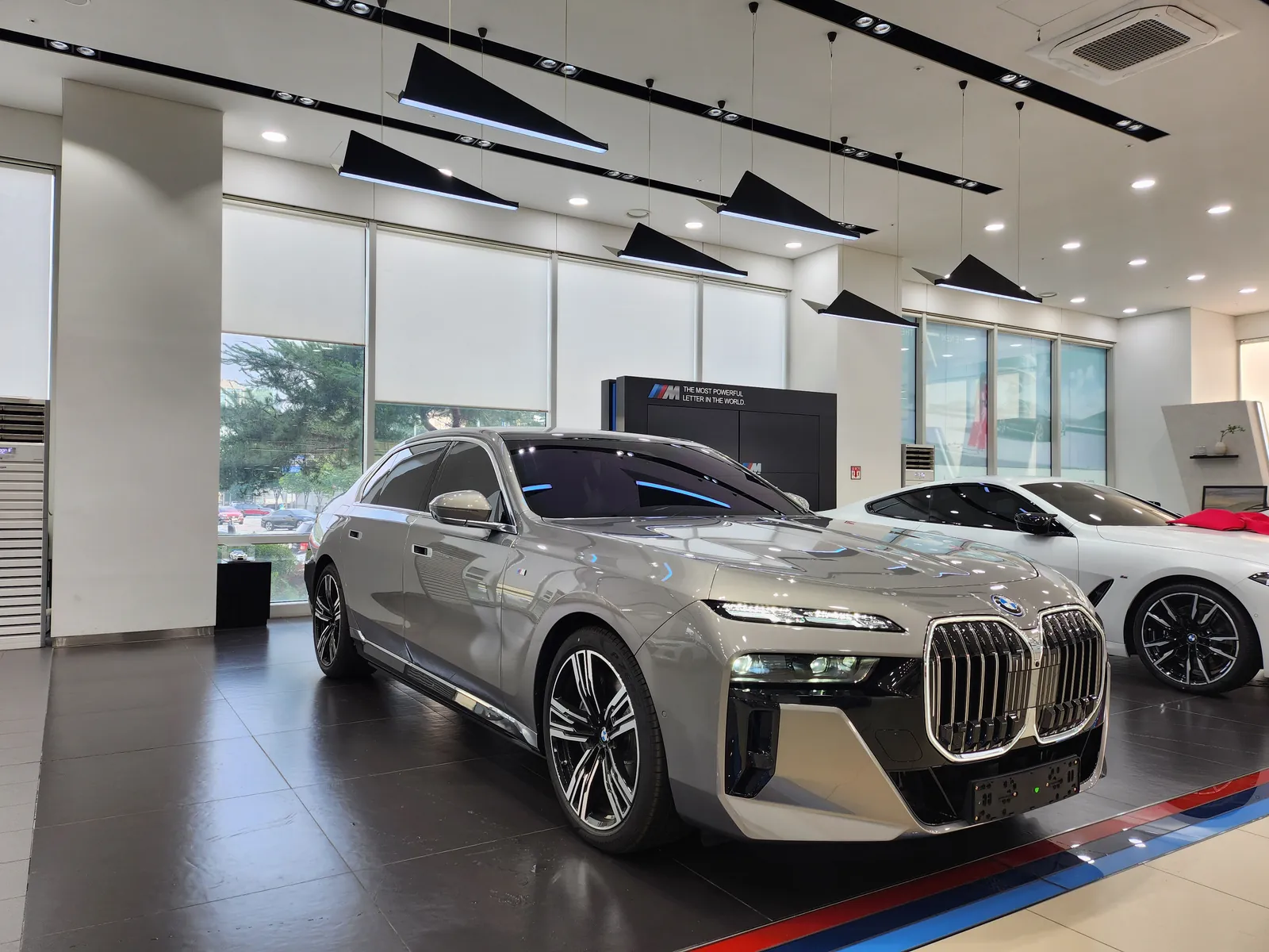 BMW 750e 전면과 측면 — 제공 원본 차량 사진