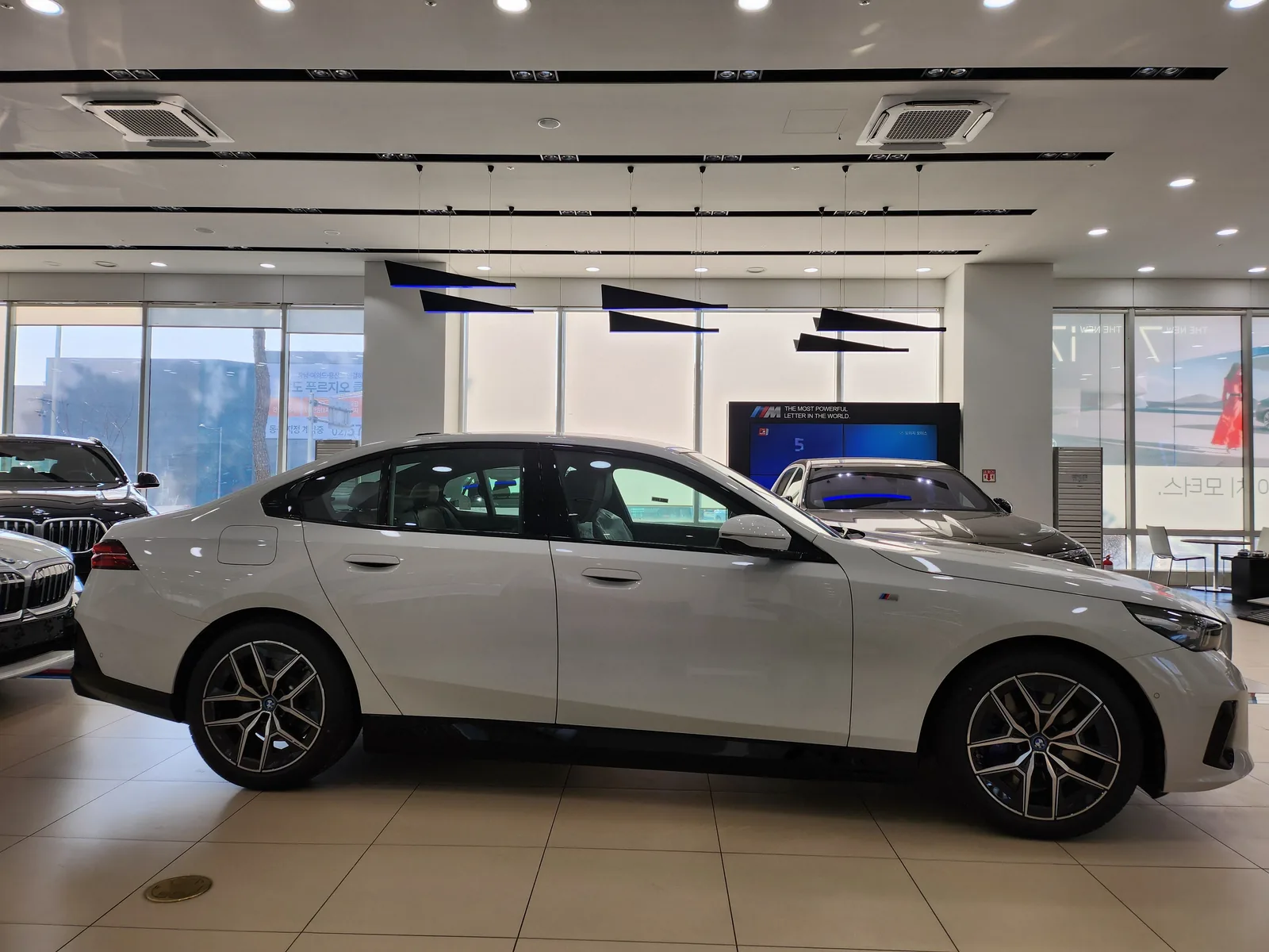 BMW i5 eDrive40 측면 — 제공 원본 차량 사진