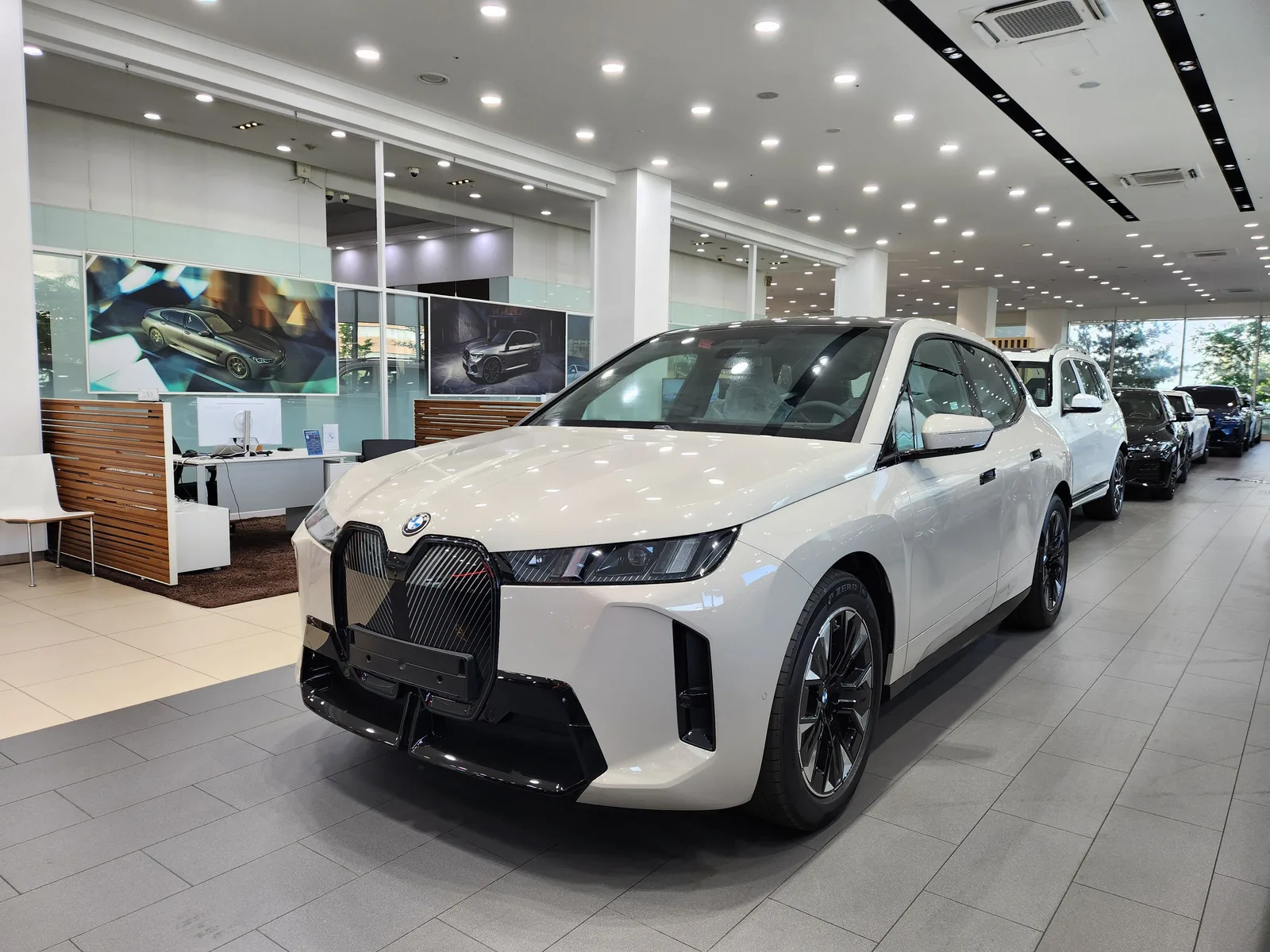 BMW iX xDrive45 전면과 측면 — 제공 원본 차량 사진