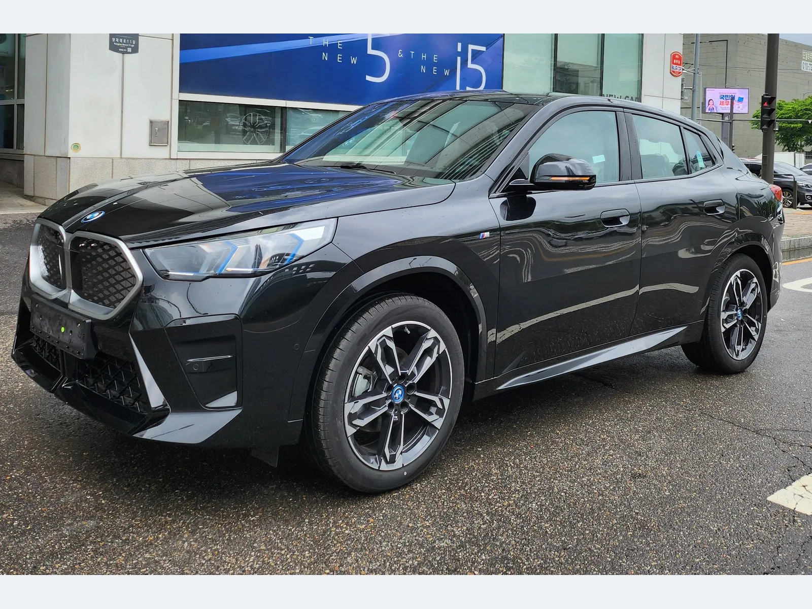 BMW iX2 eDrive20 전면과 측면 — 제공 원본 차량 사진