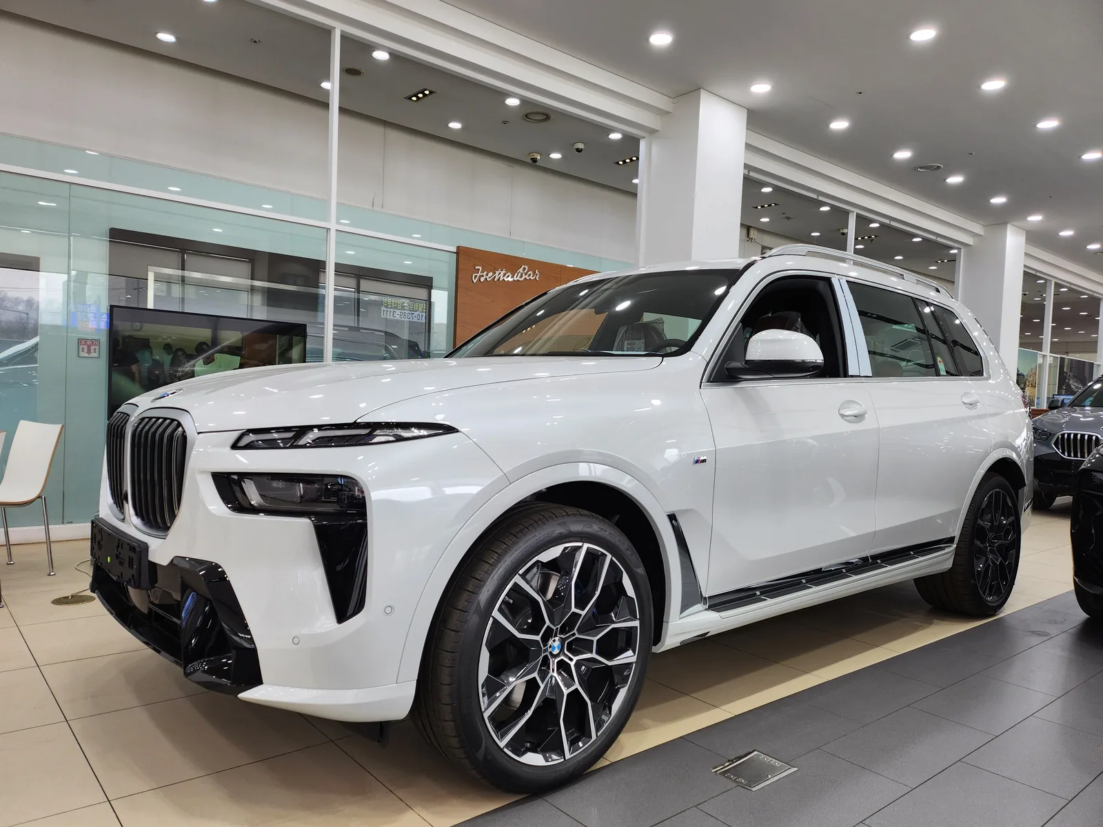 BMW X7 xDrive40i 전면과 측면 — 제공 원본 차량 사진