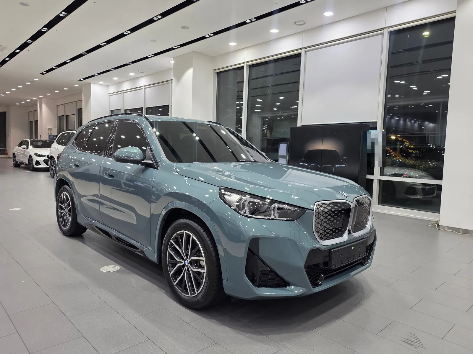 BMW iX1 eDrive20 M Sport 전면과 측면 — 제공 원본 차량 사진