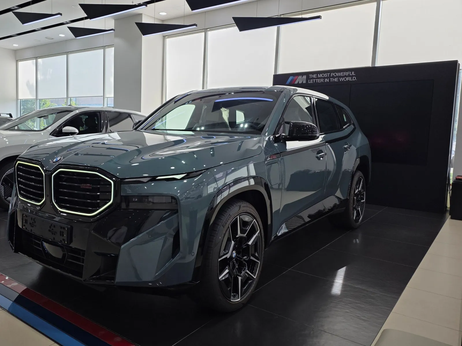 BMW XM Label 전면과 측면 — 제공 원본 차량 사진