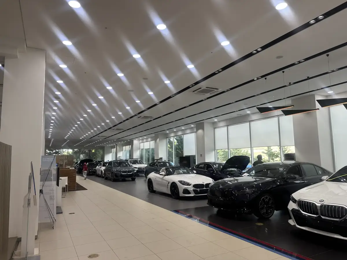 도이치모터스 BMW 양재전시장 실내 — 시승 상담이 이뤄지는 전시 공간