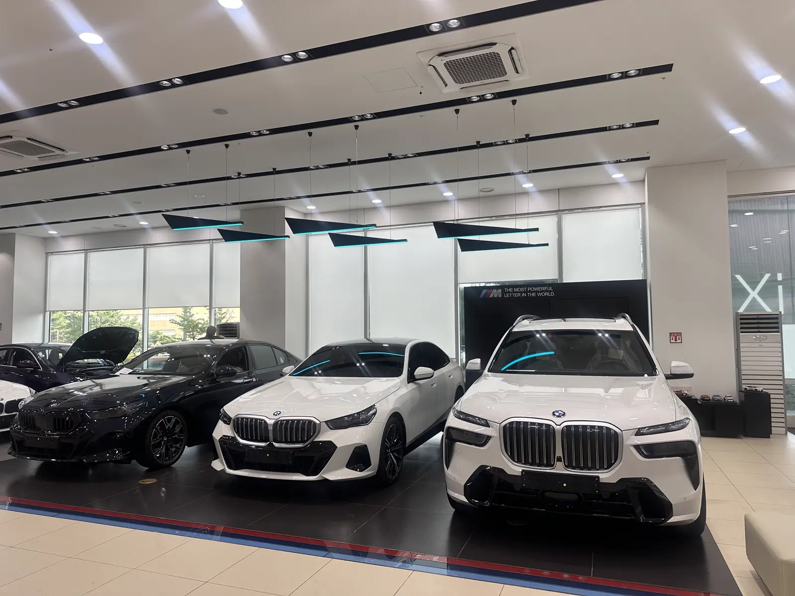 도이치모터스 BMW 양재전시장 전시 무대 — 5시리즈와 X7