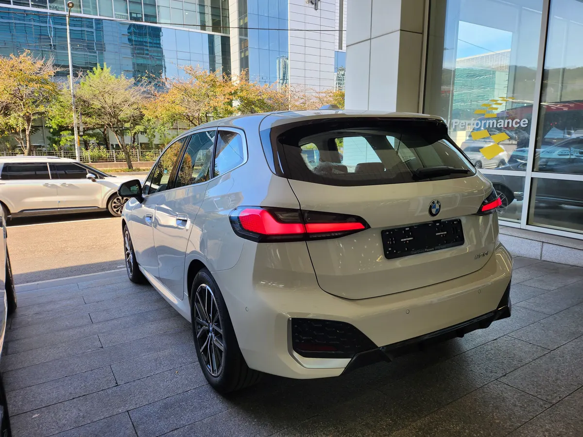 BMW 220i 액티브 투어러 M 스포츠 디자인 뒤쪽 비스듬히 — 제공 원본 차량 사진