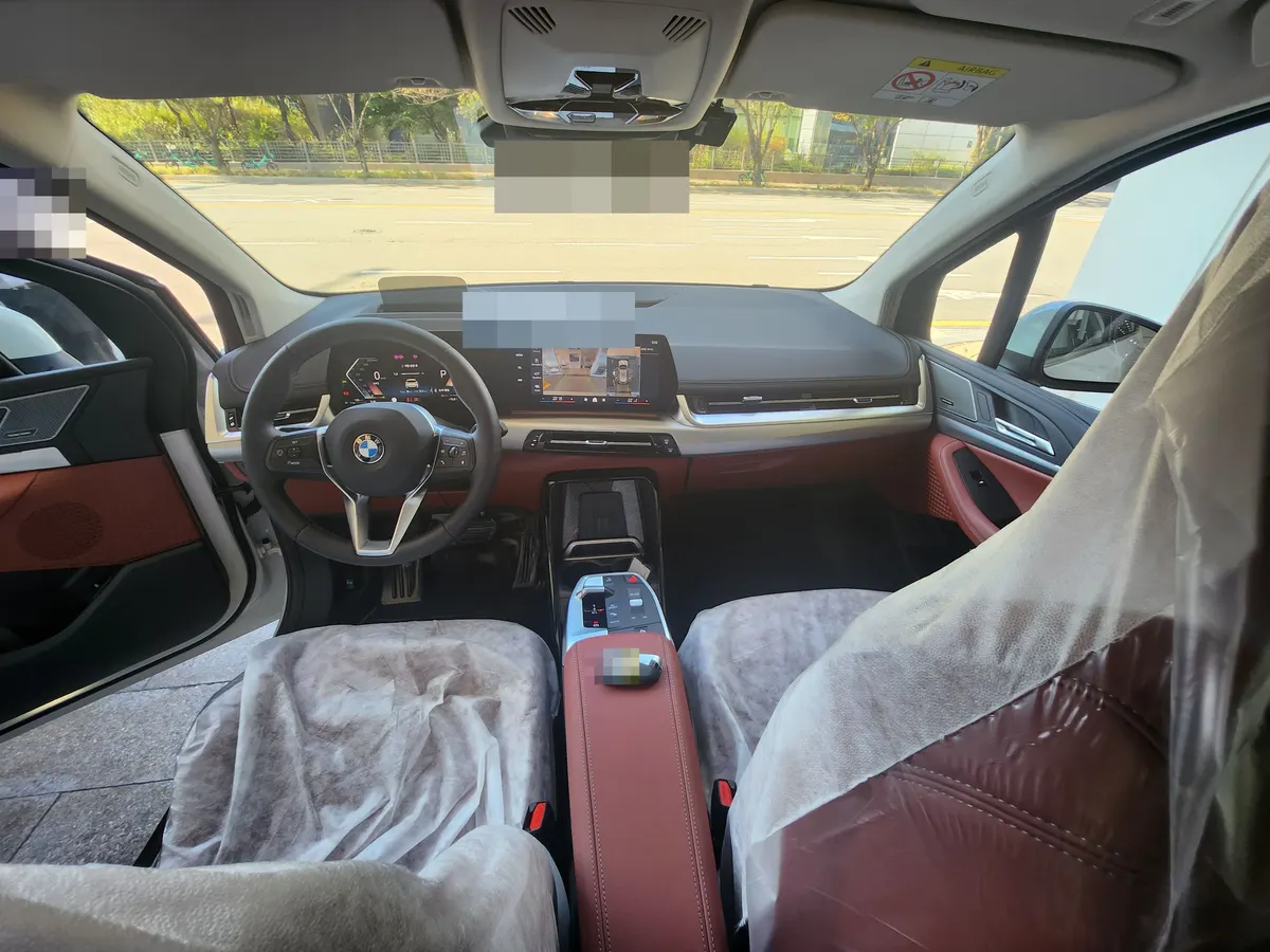 BMW 220i 액티브 투어러 M 스포츠 디자인 운전석과 대시보드 — 제공 원본 차량 사진