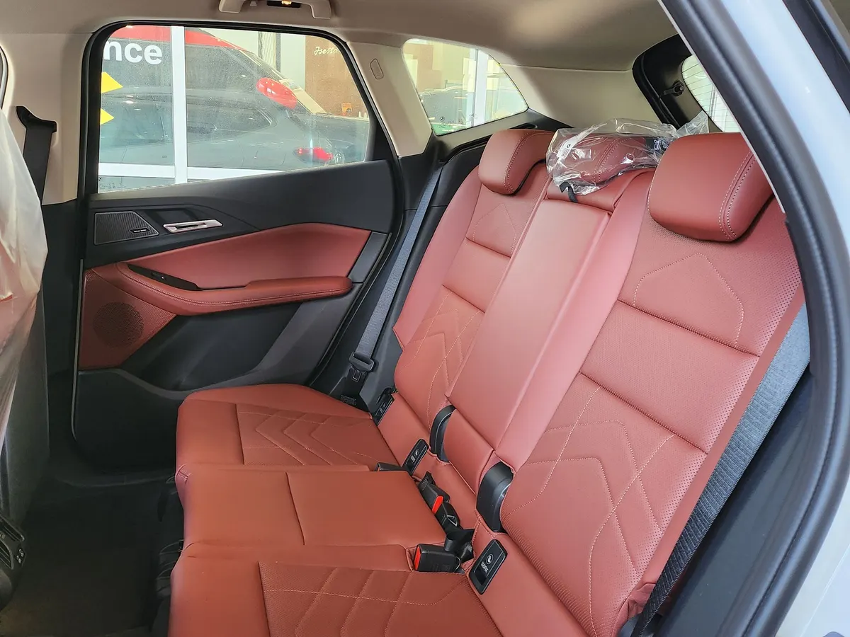 BMW 220i 액티브 투어러 M 스포츠 디자인 뒷좌석 — 제공 원본 차량 사진