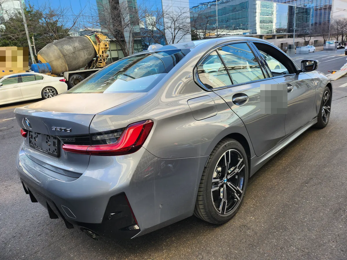 BMW 320d M 스포츠 뒤쪽 비스듬히 — 제공 원본 차량 사진