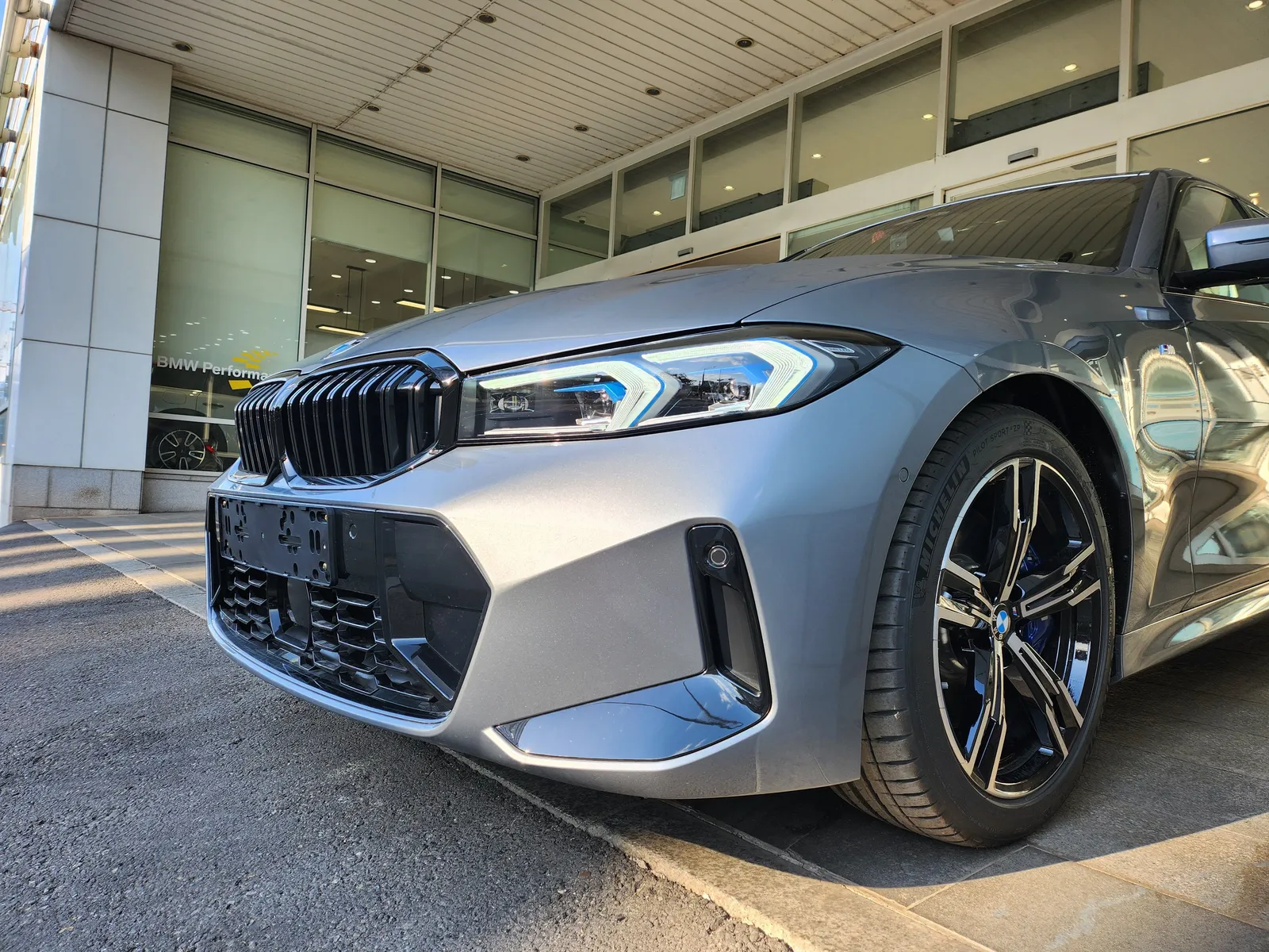 BMW 320d M 스포츠 앞쪽 비스듬히 — 제공 원본 차량 사진