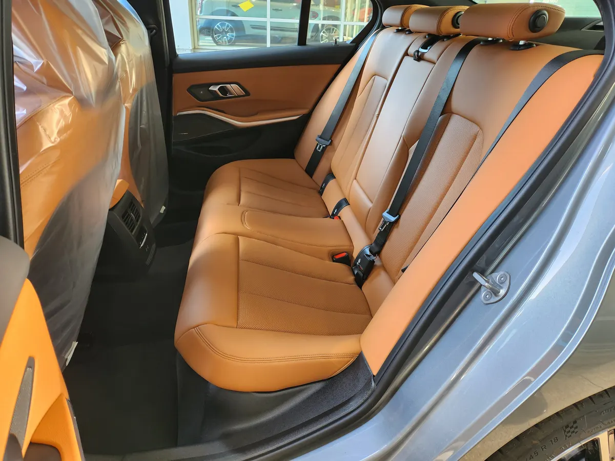 BMW 320d M 스포츠 뒷좌석 — 제공 원본 차량 사진