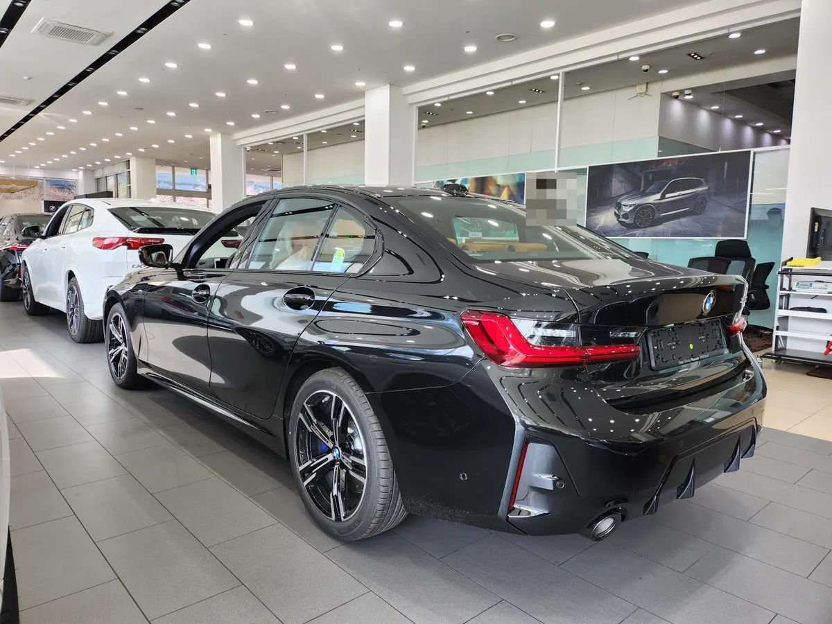 BMW 320i M 스포츠 뒤쪽 비스듬히 — 제공 원본 차량 사진