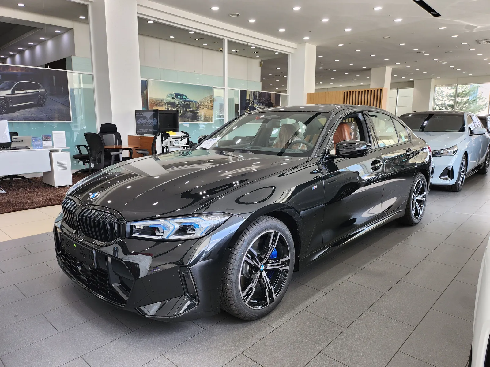 BMW 320i M 스포츠 앞쪽 비스듬히 — 제공 원본 차량 사진