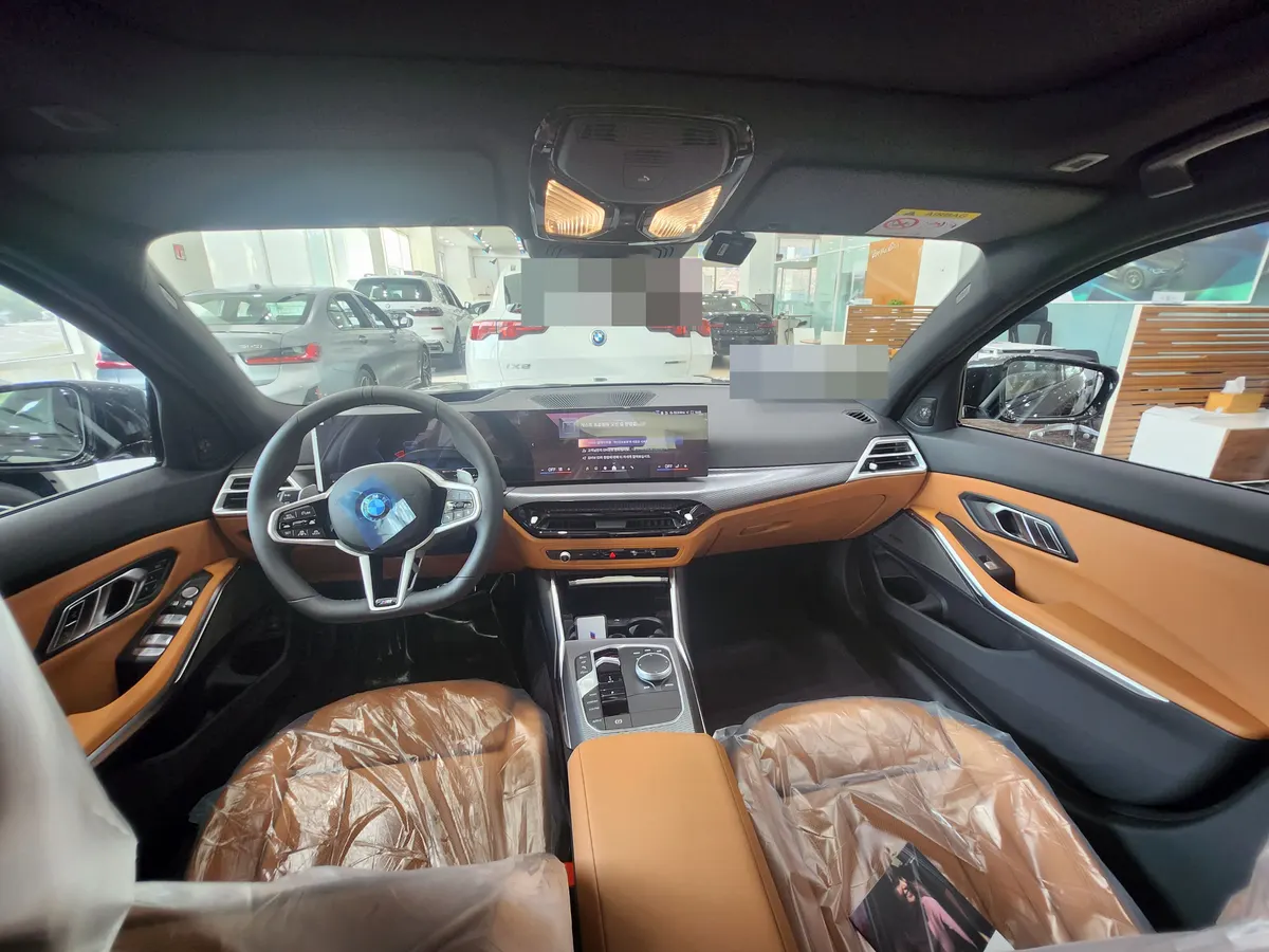 BMW 320i M 스포츠 운전석과 대시보드 — 제공 원본 차량 사진