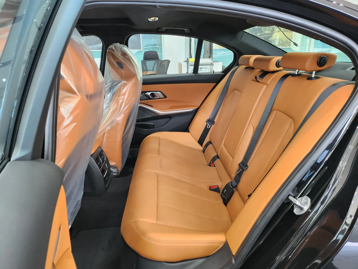 BMW 320i M 스포츠 뒷좌석 — 제공 원본 차량 사진