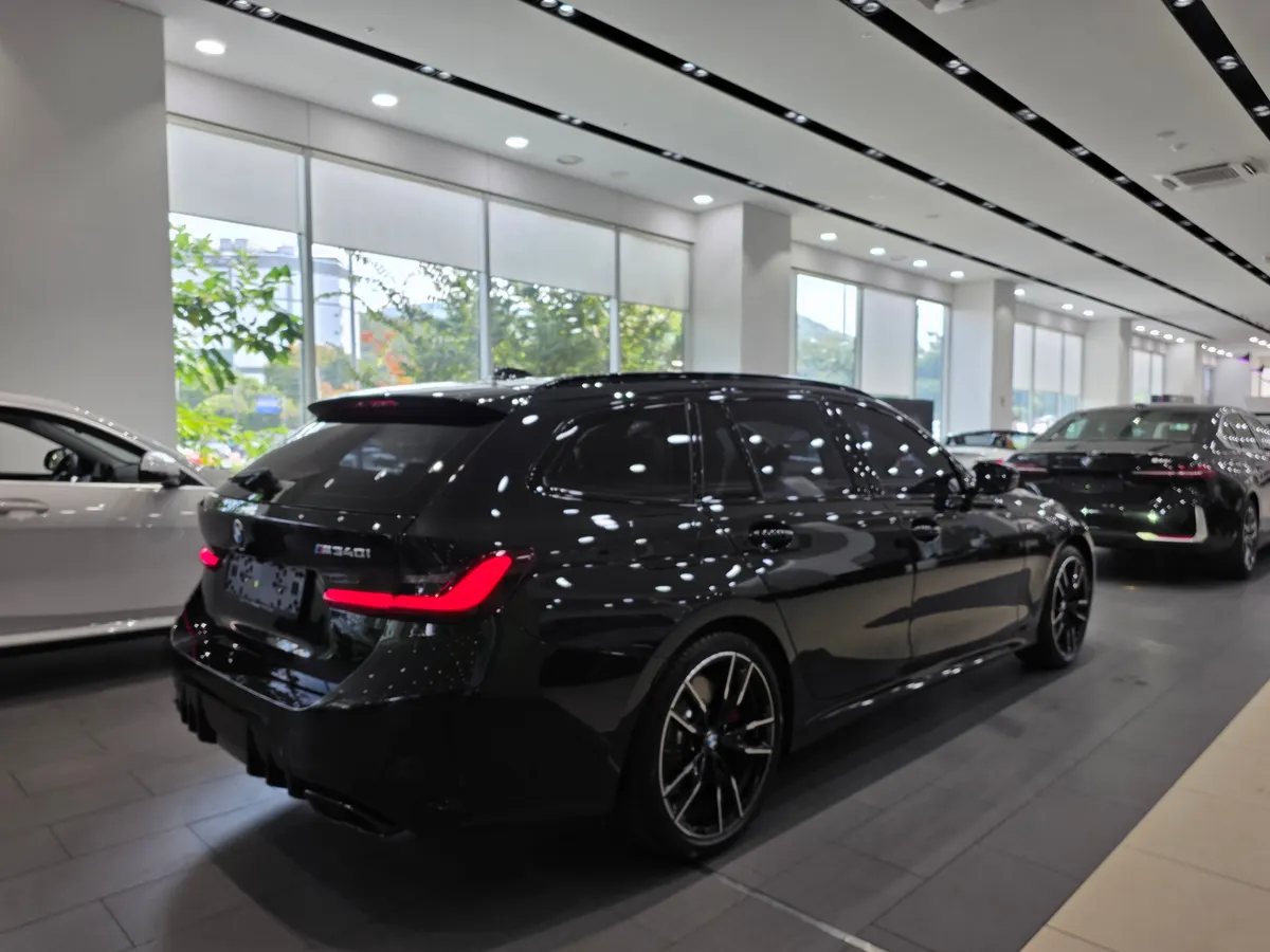 BMW M340i xDrive 투어링 프로 뒤쪽 비스듬히 — 제공 원본 차량 사진