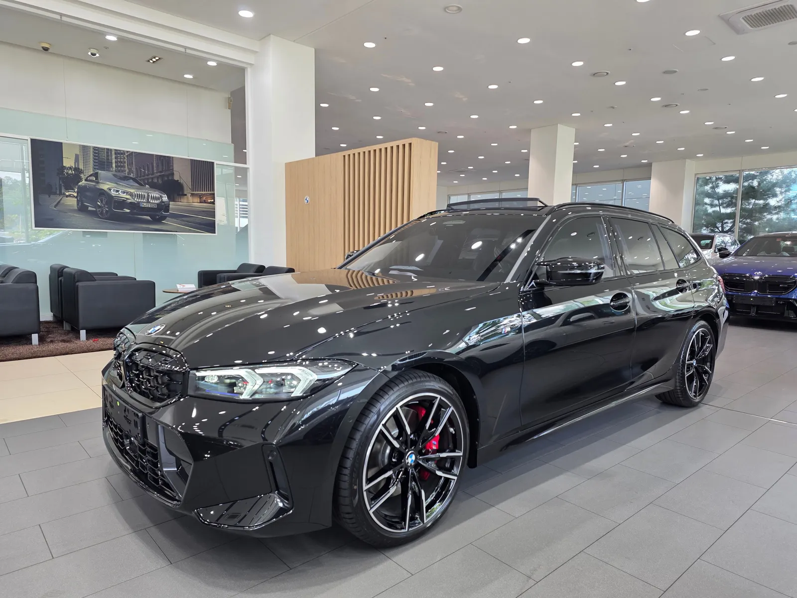 BMW M340i xDrive 투어링 프로 앞쪽 비스듬히 — 제공 원본 차량 사진