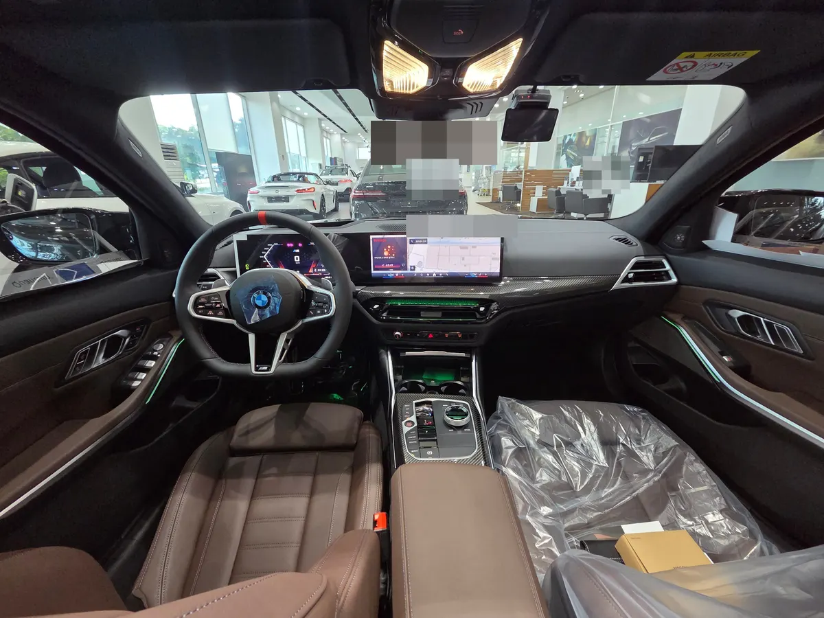 BMW M340i xDrive 투어링 프로 운전석과 대시보드 — 제공 원본 차량 사진