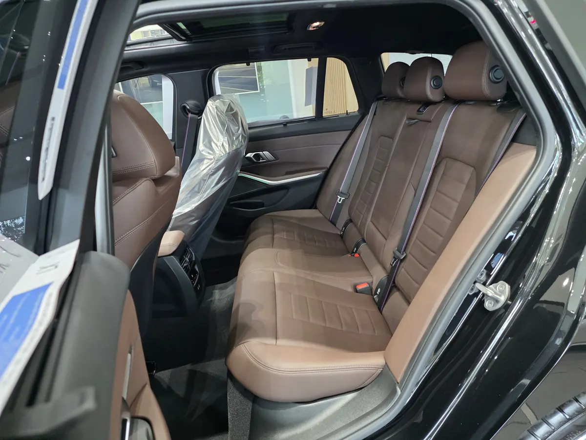 BMW M340i xDrive 투어링 프로 뒷좌석 — 제공 원본 차량 사진