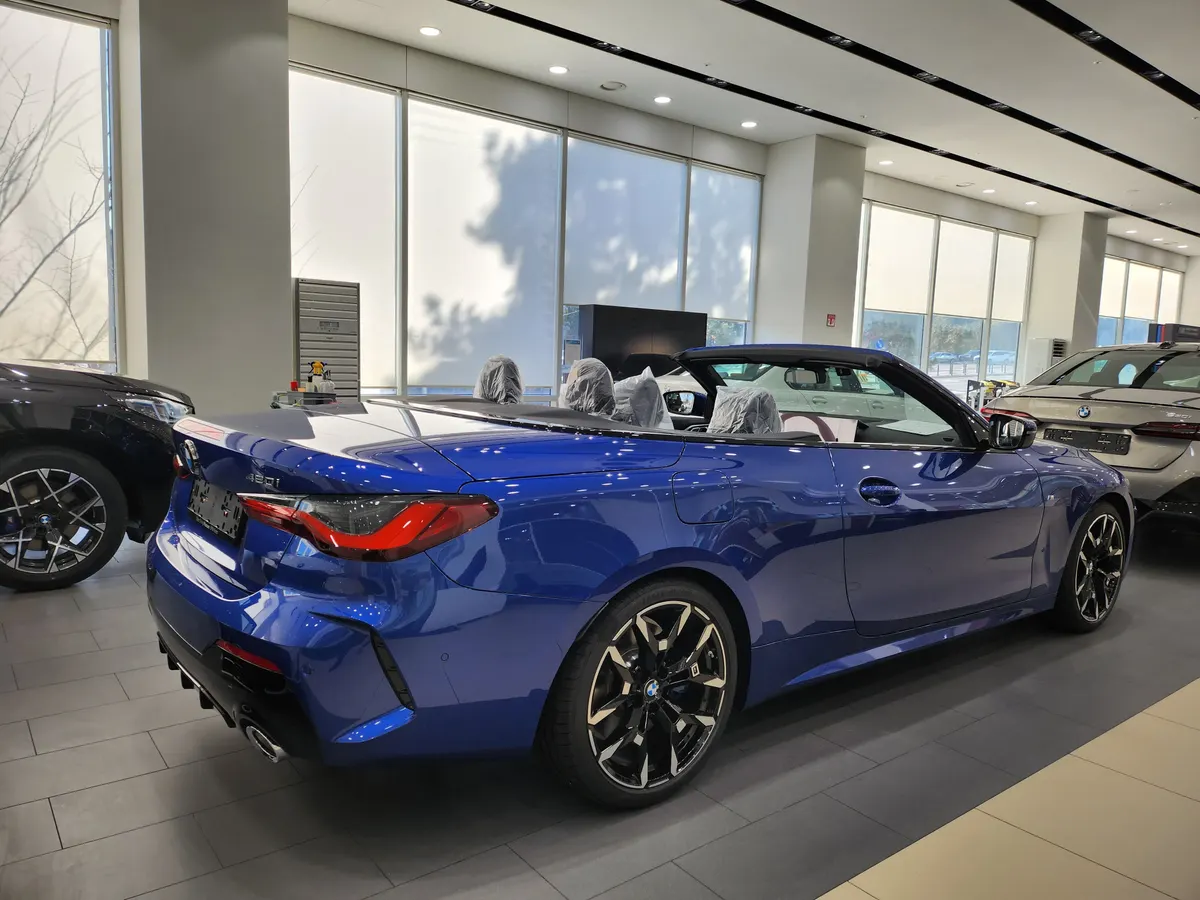 BMW 420i 컨버터블 M 스포츠 지붕을 연 모습, 뒤쪽 비스듬히 — 제공 원본 차량 사진