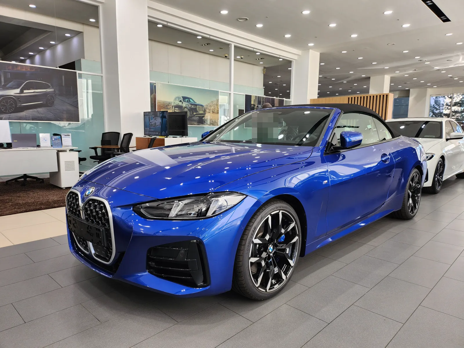 BMW 420i 컨버터블 M 스포츠 앞쪽 비스듬히 — 제공 원본 차량 사진