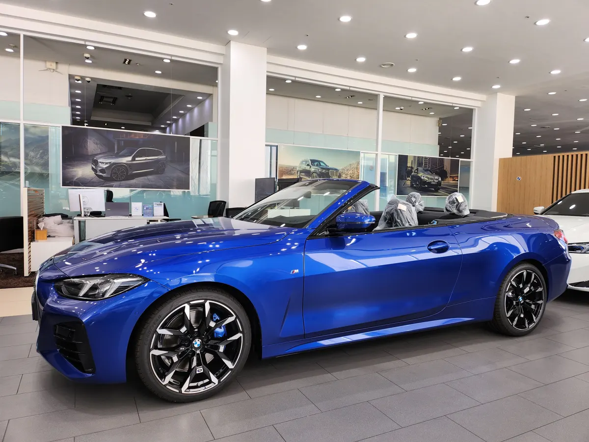 BMW 420i 컨버터블 M 스포츠 지붕을 연 모습, 옆모습 — 제공 원본 차량 사진