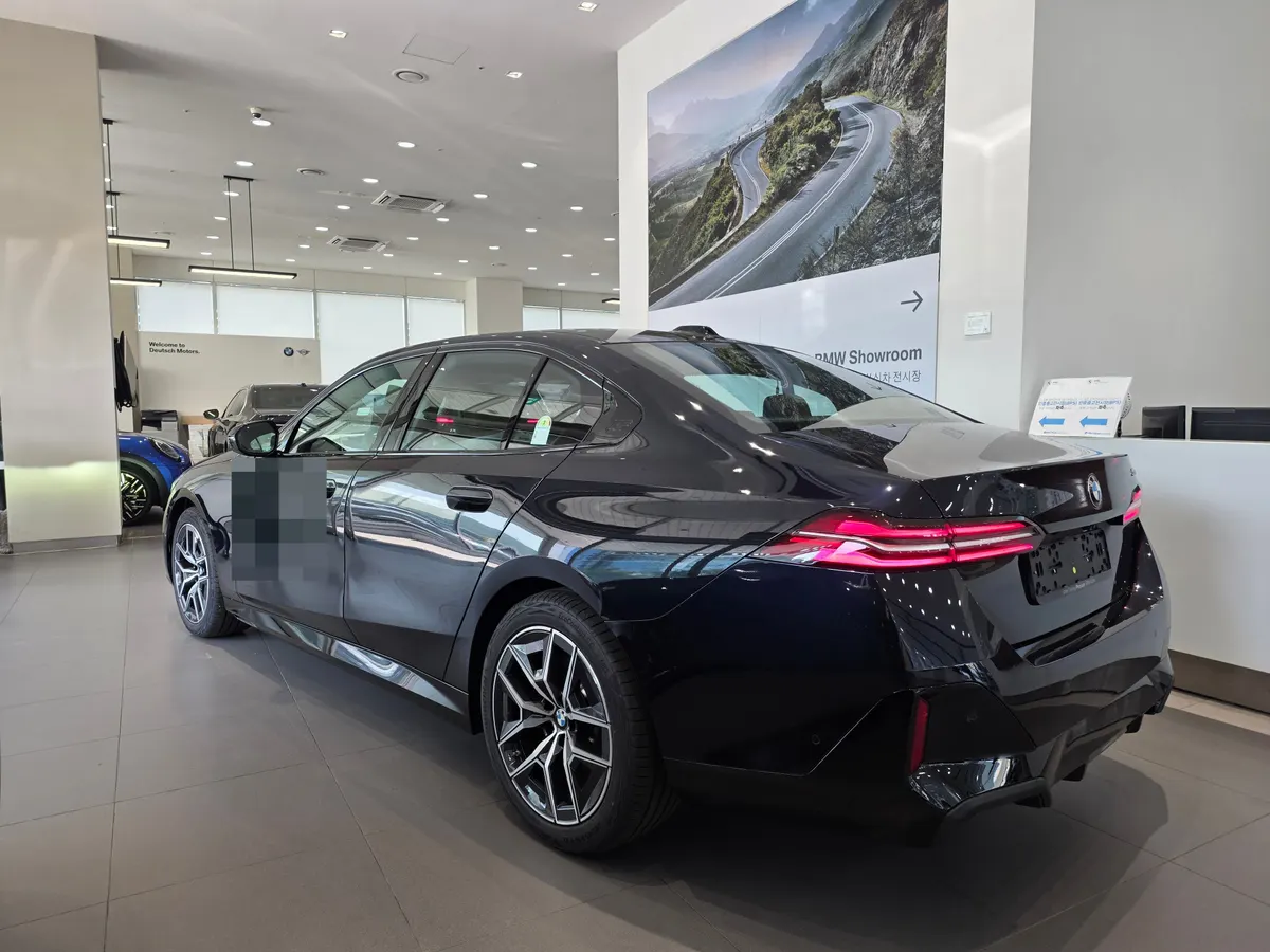 BMW 520i M 스포츠 뒤쪽 비스듬히 — 제공 원본 차량 사진