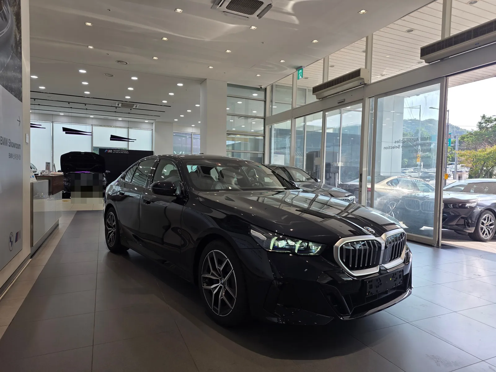 BMW 520i M 스포츠 앞쪽 비스듬히 — 제공 원본 차량 사진