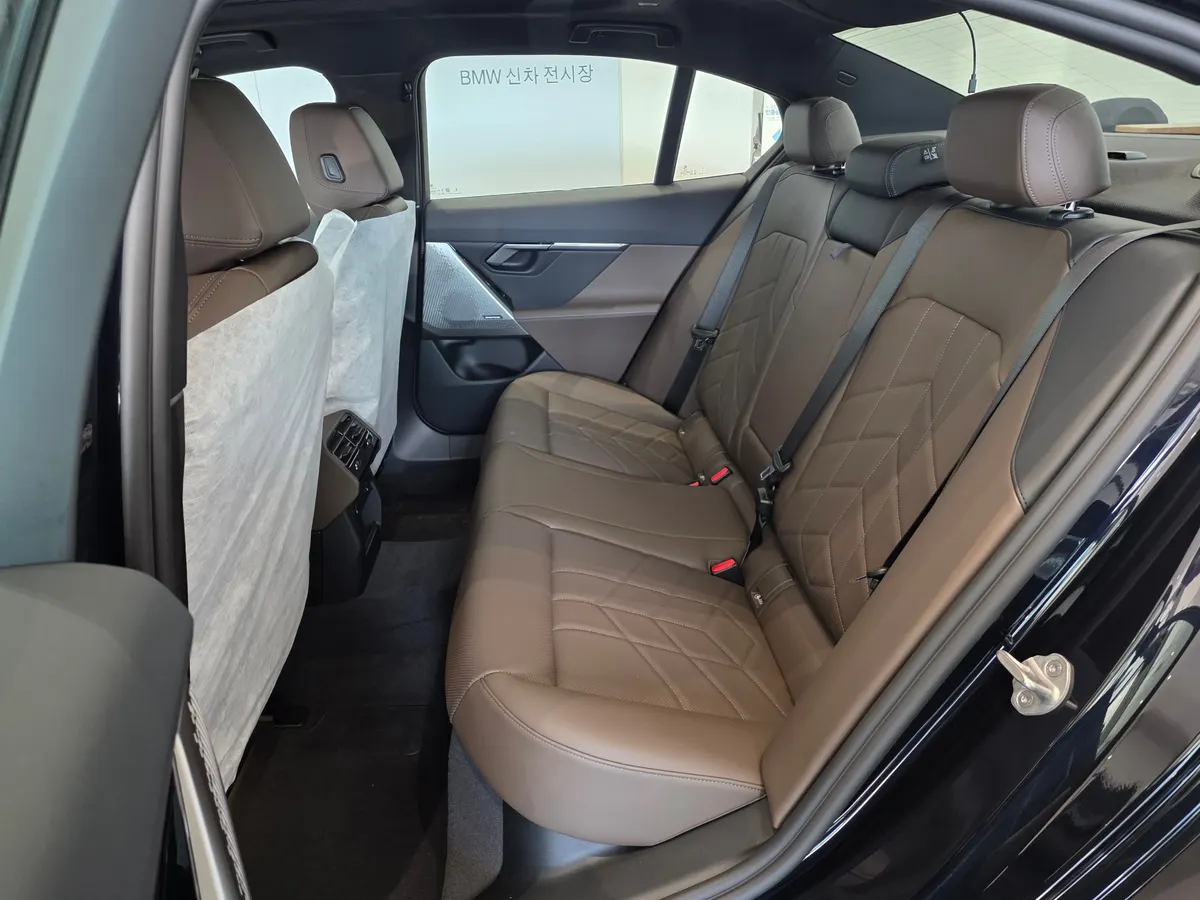 BMW 520i M 스포츠 뒷좌석 — 제공 원본 차량 사진