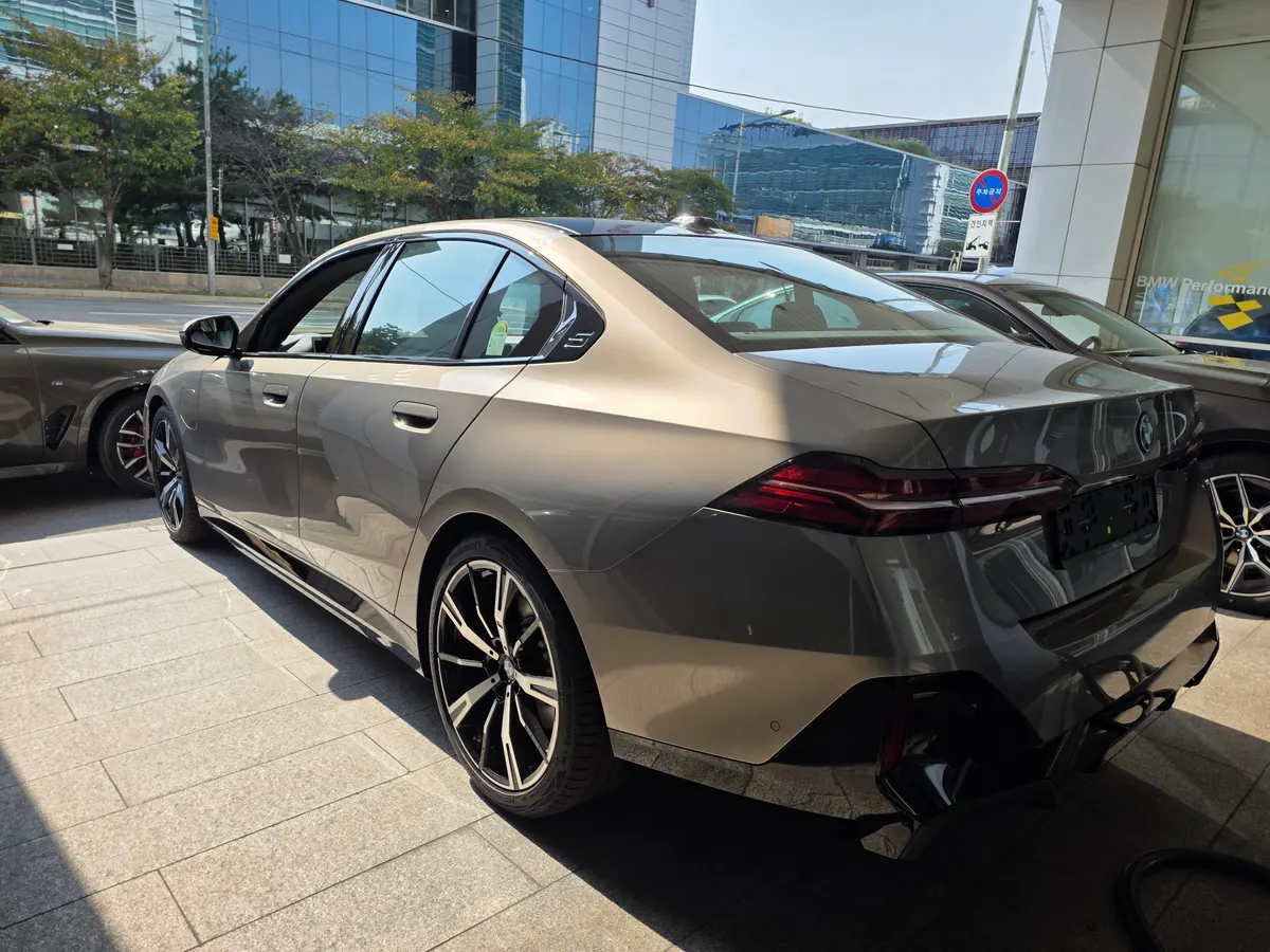 BMW 530e M 스포츠 뒤쪽 비스듬히 — 제공 원본 차량 사진