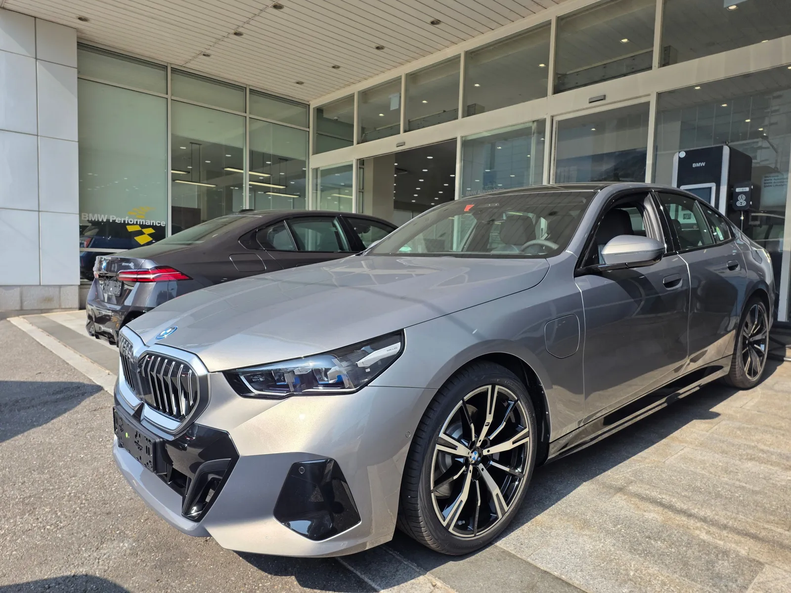 BMW 530e M 스포츠 앞쪽 비스듬히 — 제공 원본 차량 사진