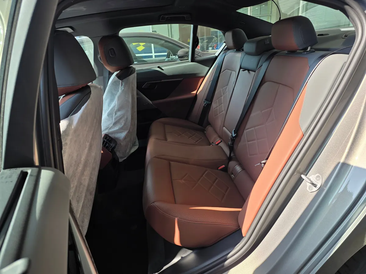 BMW 530e M 스포츠 뒷좌석 — 제공 원본 차량 사진