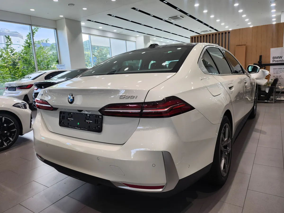 BMW 530i xDrive 뒤쪽 비스듬히 — 제공 원본 차량 사진