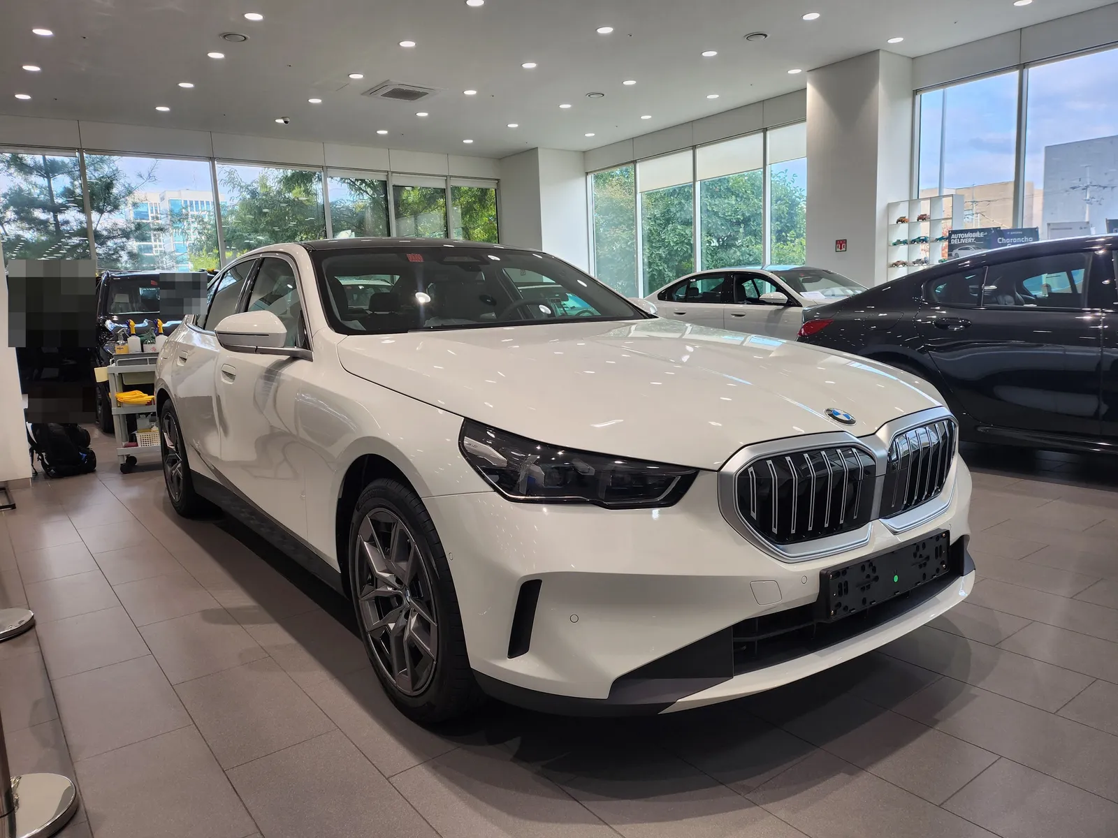 BMW 530i xDrive 앞쪽 비스듬히 — 제공 원본 차량 사진