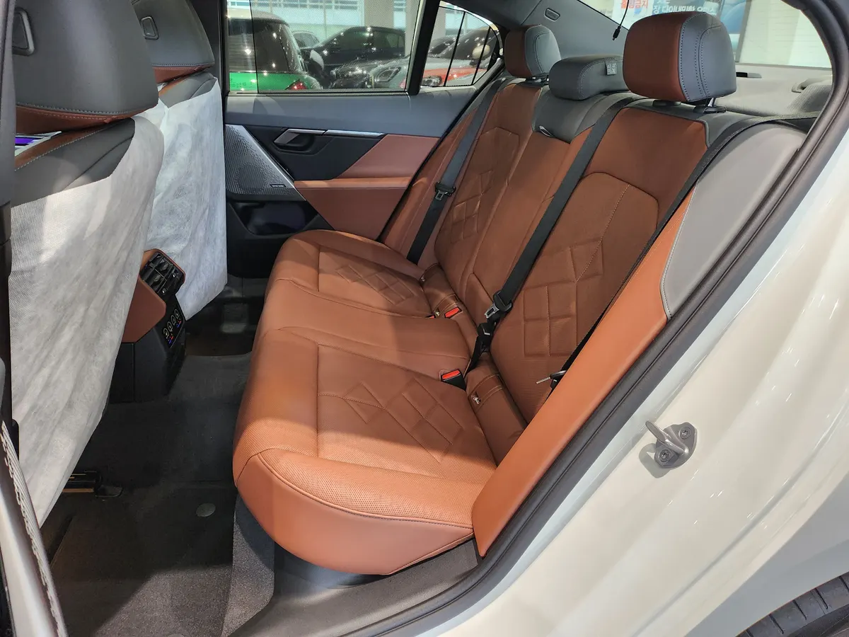 BMW 530i xDrive 뒷좌석 — 제공 원본 차량 사진