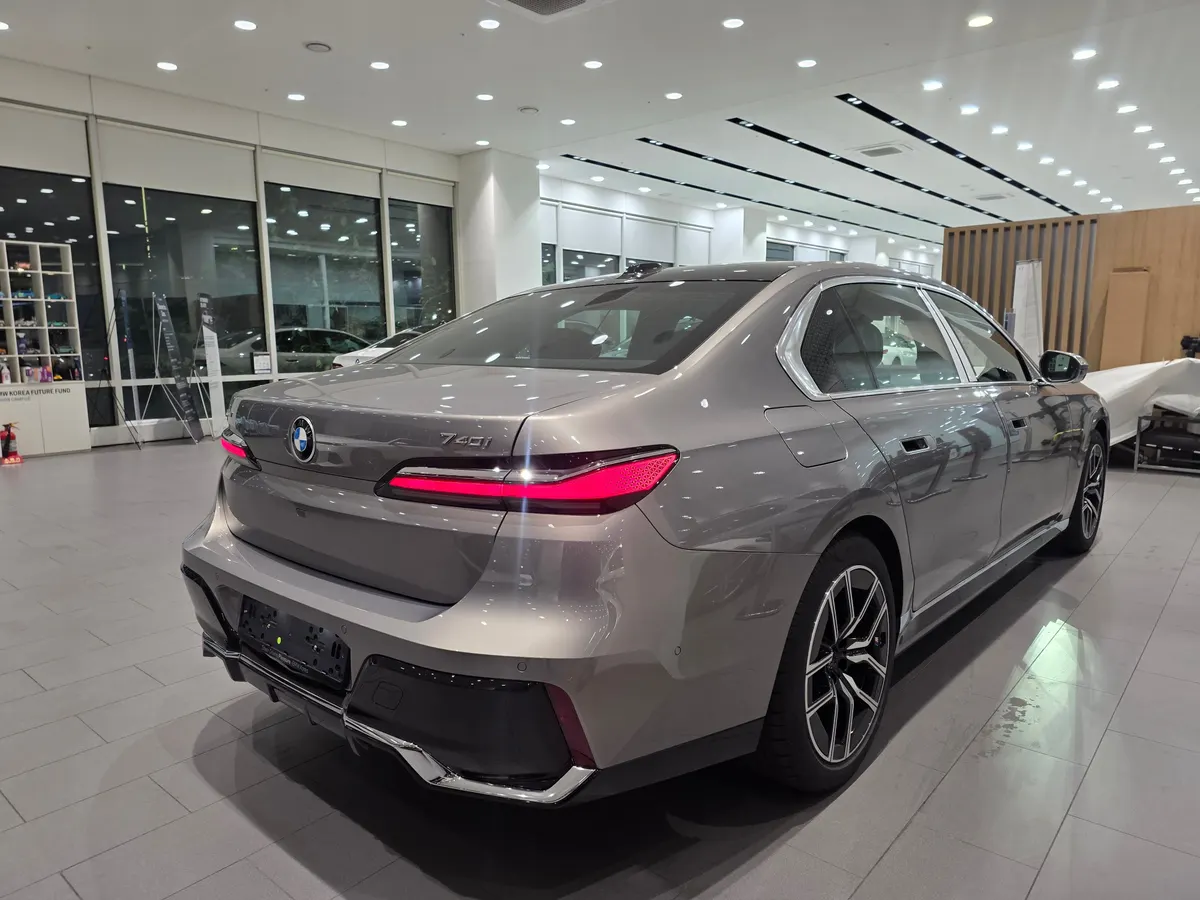 BMW 740i xDrive M 스포츠 뒤쪽 비스듬히 — 제공 원본 차량 사진